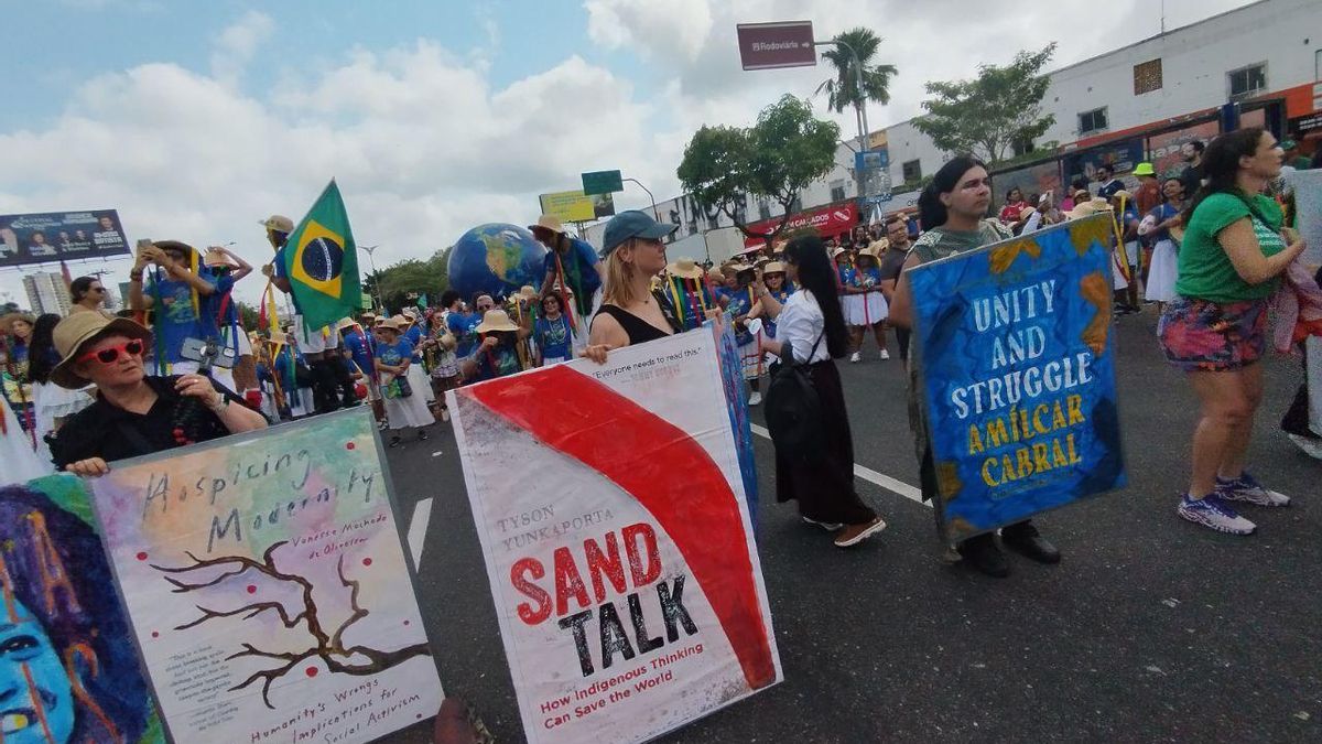Algunos de los escudos-libro elaborados por los activistas por el clima presentes en Belém.