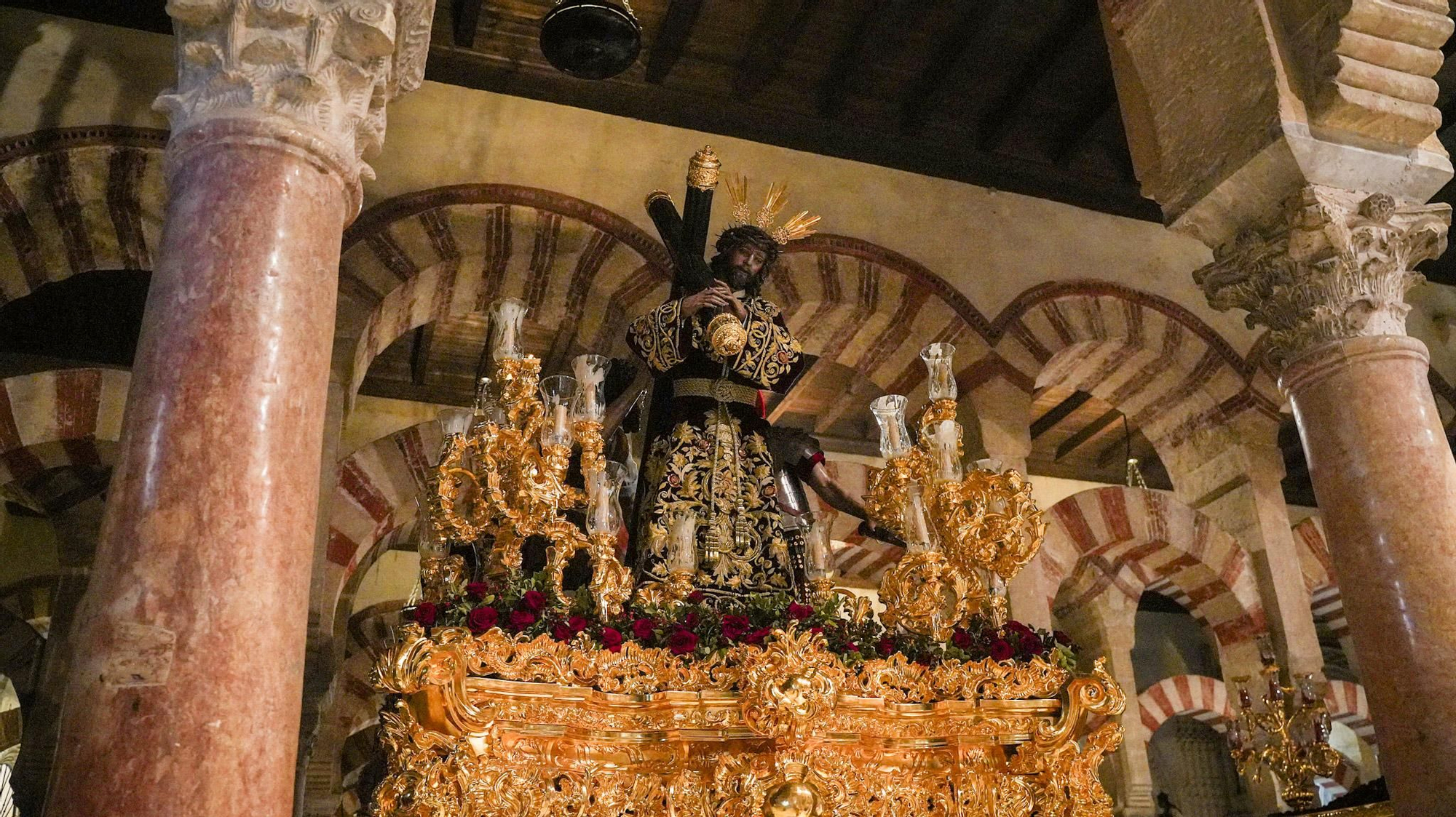 Turistas visitan la Mezquita-Catedral, donde se exponen los pasos que participaron en el Vía Crucis Magno.