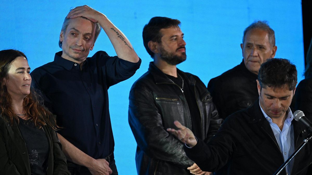 Axel Kicillof junto a Máximo Kirchner y Juan Grabois en el acto de la derrota