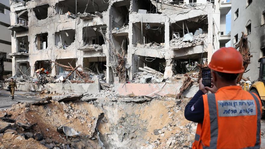 Los servicios de emergencia comprueban el estado de un edificio de Tel Aviv dañado por un misil iraní