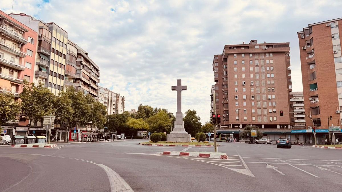 Imagen de la Cruz de los Caídos de Cáceres, esta mañana