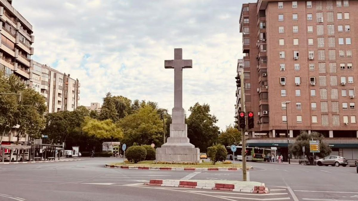 “Reasignar” un monumento franquista: la controvertida maniobra para blindar la Cruz de los Caídos de Cáceres como BIC