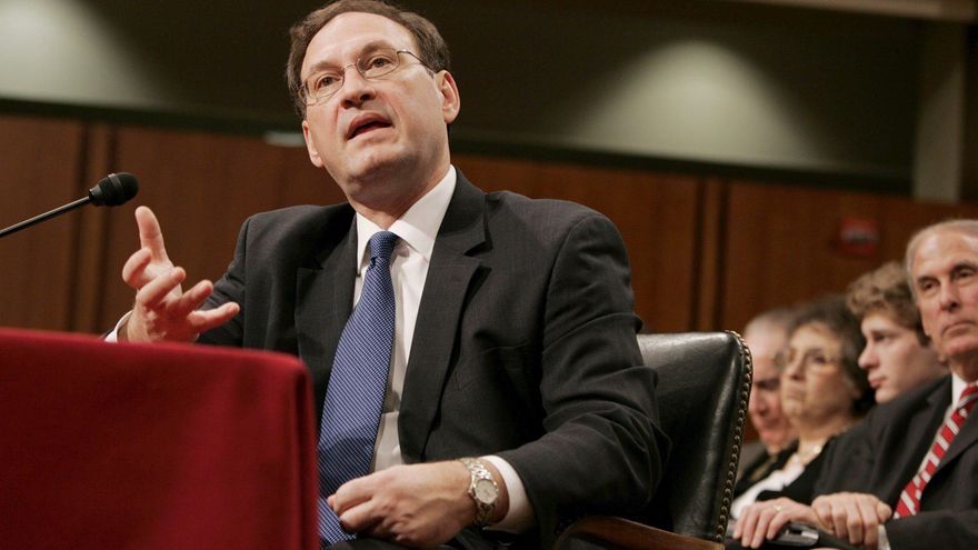 El tribunal supremo, en una orden escrita por el magistrado conservador Samuel Alito (imagen), ordenó a Pensilvania que se cumpla con separar todos los votos recibidos por correo después de las 20.00 del 3 de noviembre (al cierre de las urnas), que se almacenen por separado y que si se cuentan, también sea por separado.. EFE/Shawn Thew/Arcchivo