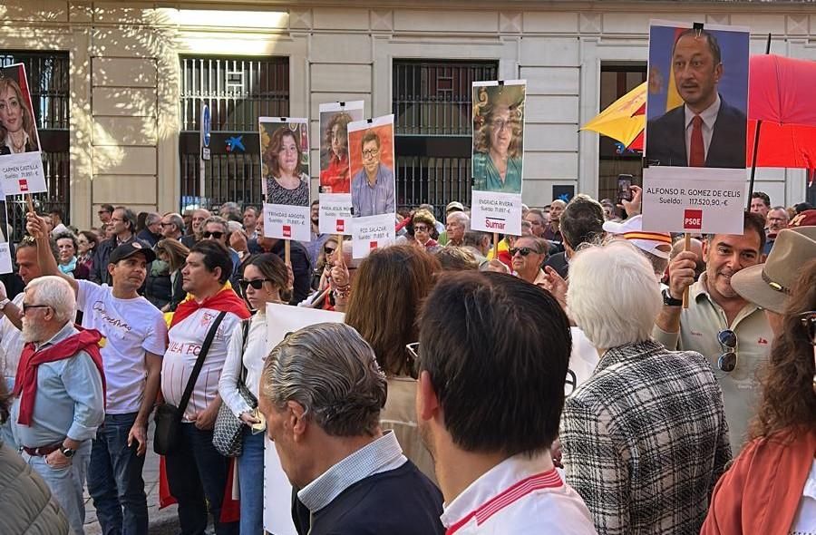 Carteles con las fotografías de diputados de PSOE y Sumar para acusarlos de traición.