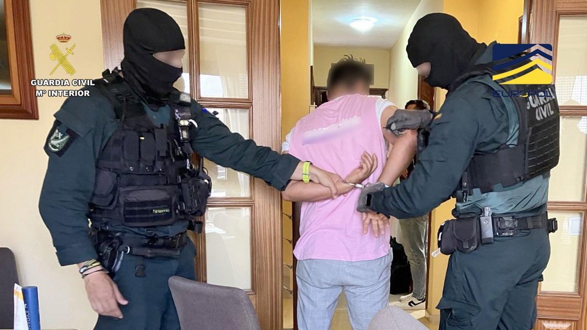 Agentes de la Guardia Civil, realizando una de las detenciones.