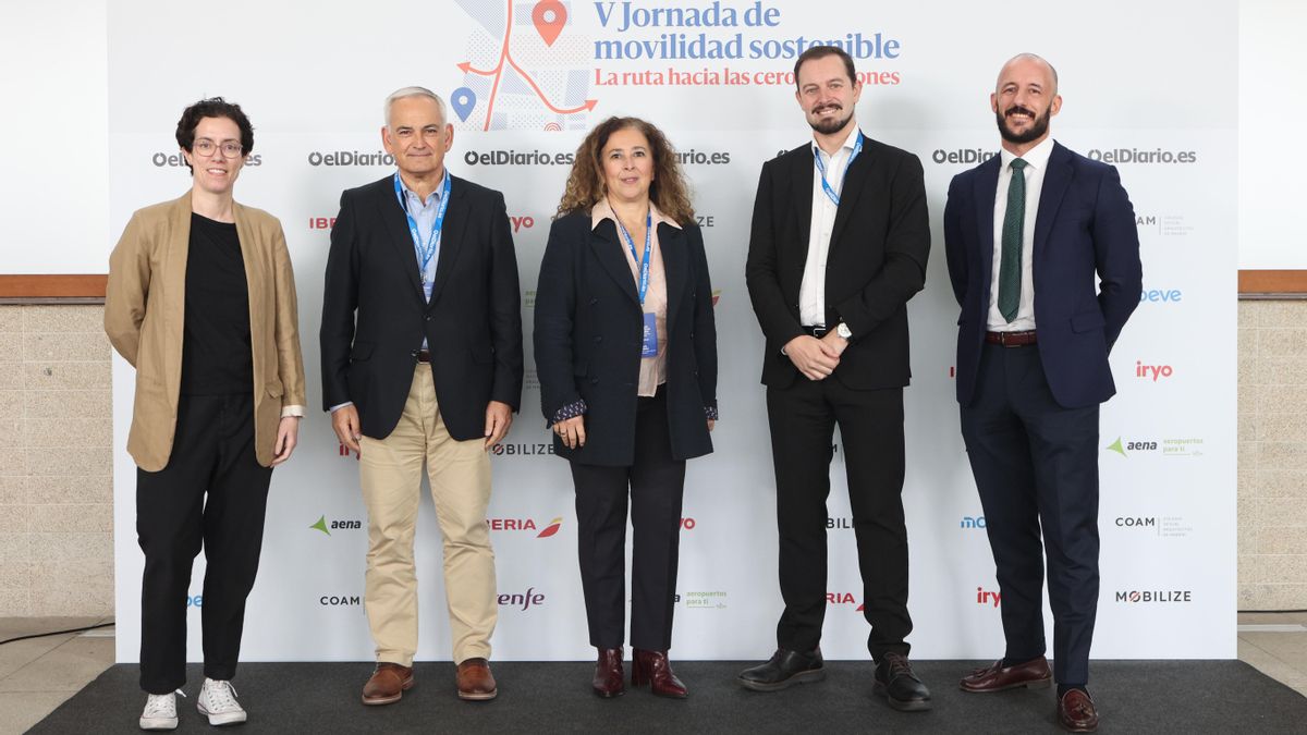 Cristina Bolinches, redactora de Economía de elDiario.es; Josep Vicent Boira, comisionado del Gobierno para el Corredor Mediterráneo; Joudia Boujdaini, vicepresidenta de la Asociación Española del Transporte; Adrián Fernández, director de sostenibilidad de Renfe; Guillermo Castrillo, director de Estrategia y Sostenibilidad de Iryo
