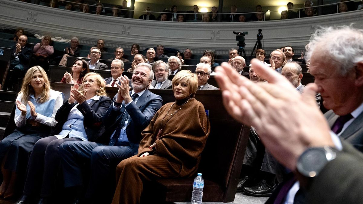 La vicepresidenta del Gobierno de Aragón, Mar Vaquero; la rectora de Unizar, Rosa Bolea; el presidente autonómico, Jorge Azcón, y la viuda de Javier Lambán, Marisa Lázaro, en la presentación del libro póstumo del expresidente socialista.