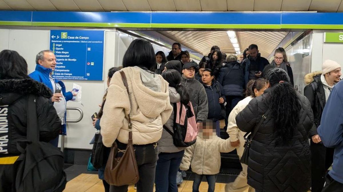 Trabajador de Metro da explicaciones a los viajeros de la línea 5 afectados por el corte