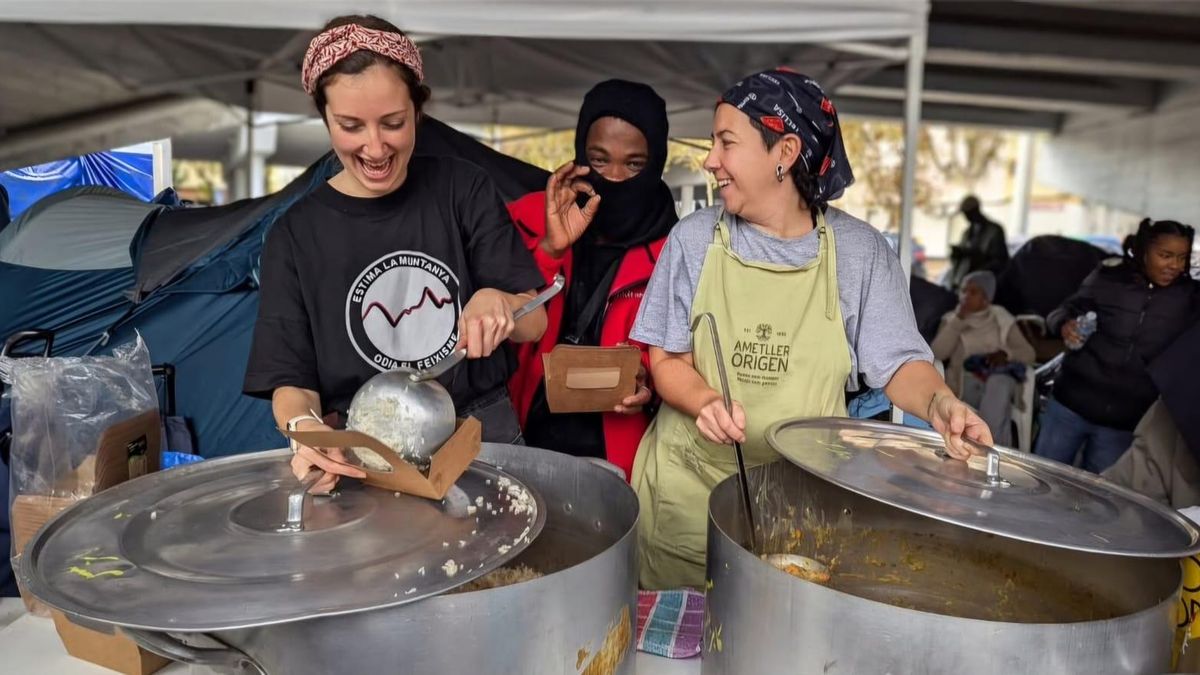 El voluntariado, sostén de los desalojados de Badalona tras 14 días a la intemperie: "Muchos prefieren un empleo a un techo”