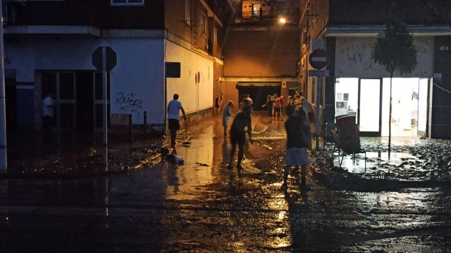 “Si hace falta, echo viajes toda la noche”: un gruista infatigable en las inundaciones de Toledo