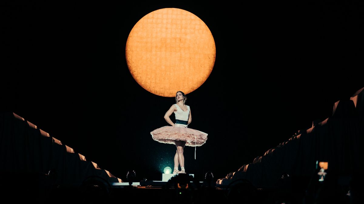 Rosalía comenzó el concierto como una bailarina de una cajita de música