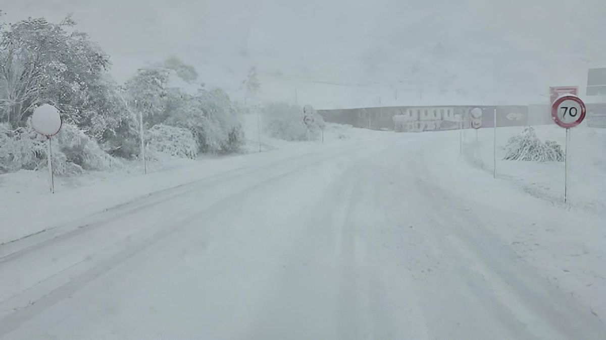 La nieve invernal del 15 de mayo deja los puertos de Pajares y San Isidro con cadenas entre León y Asturias
