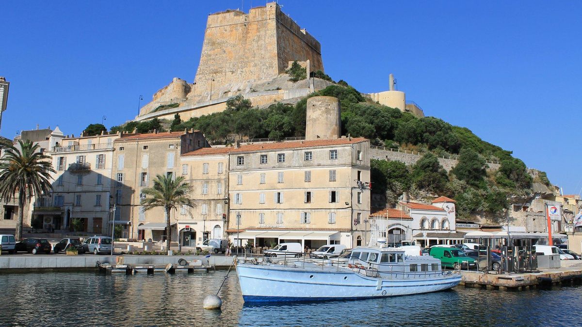 Desde el puerto, la Ciudadela de Bonifacio aparece como un bastión inexpugnable.
