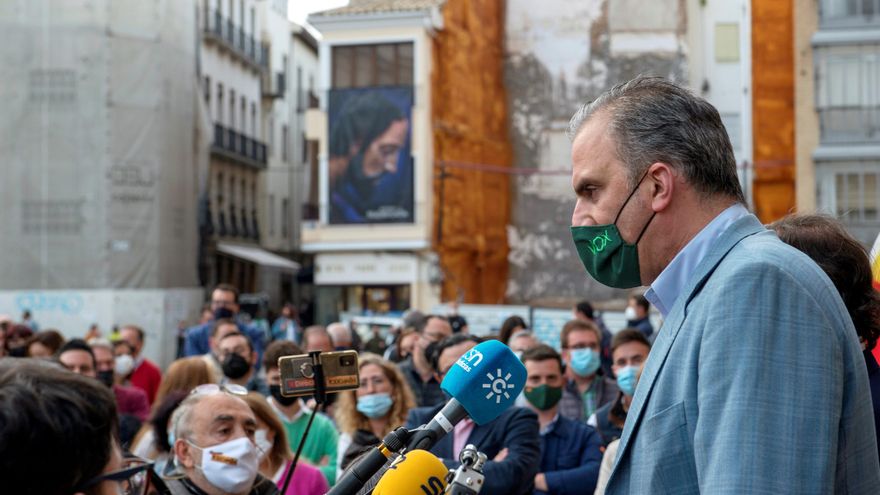 El secretario general de Vox, Javier Ortega Smith, atiende a los medios de comunicación en la visita que ha realizado hoy Viernes a la Catedral de Jaén. EFE/José Manuel Pedrosa