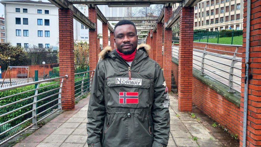 El viaje de Dennis tras los 18: de migrar y la explotación laboral a tener un trabajo digno y formar una familia en Euskadi