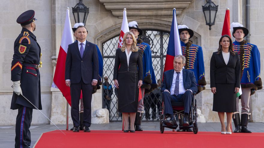 De izquierda a derecha, el presidente de Polonia, Andrzej Duda, la presidenta de Eslovaquia, Zuzana Caputova, el presidente de República Checa, Milos Zeman, y la presidenta de Hungría, Katalin Novak, el 11 de octubre.