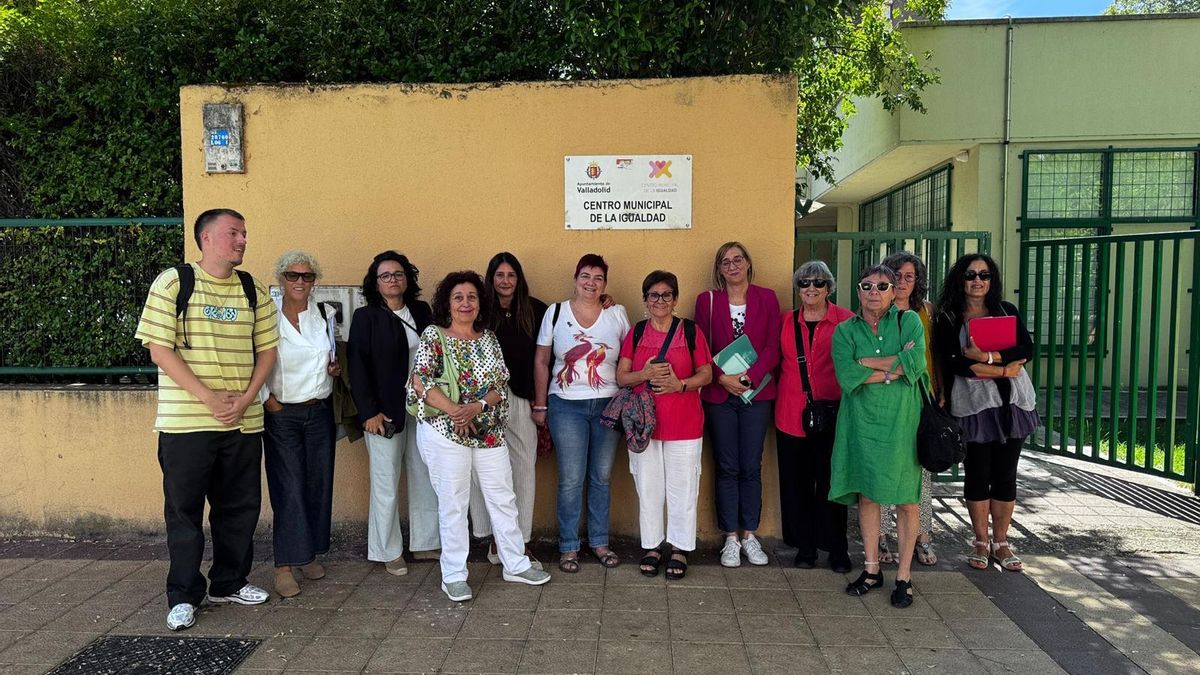 Las portavoces de entidades que han abandonado el Consejo Municipal y dos miembros del Consejo de la Juventud y la Subdelegación del Gobierno, que no han dejado la reunión pero sí se han solidarizado.