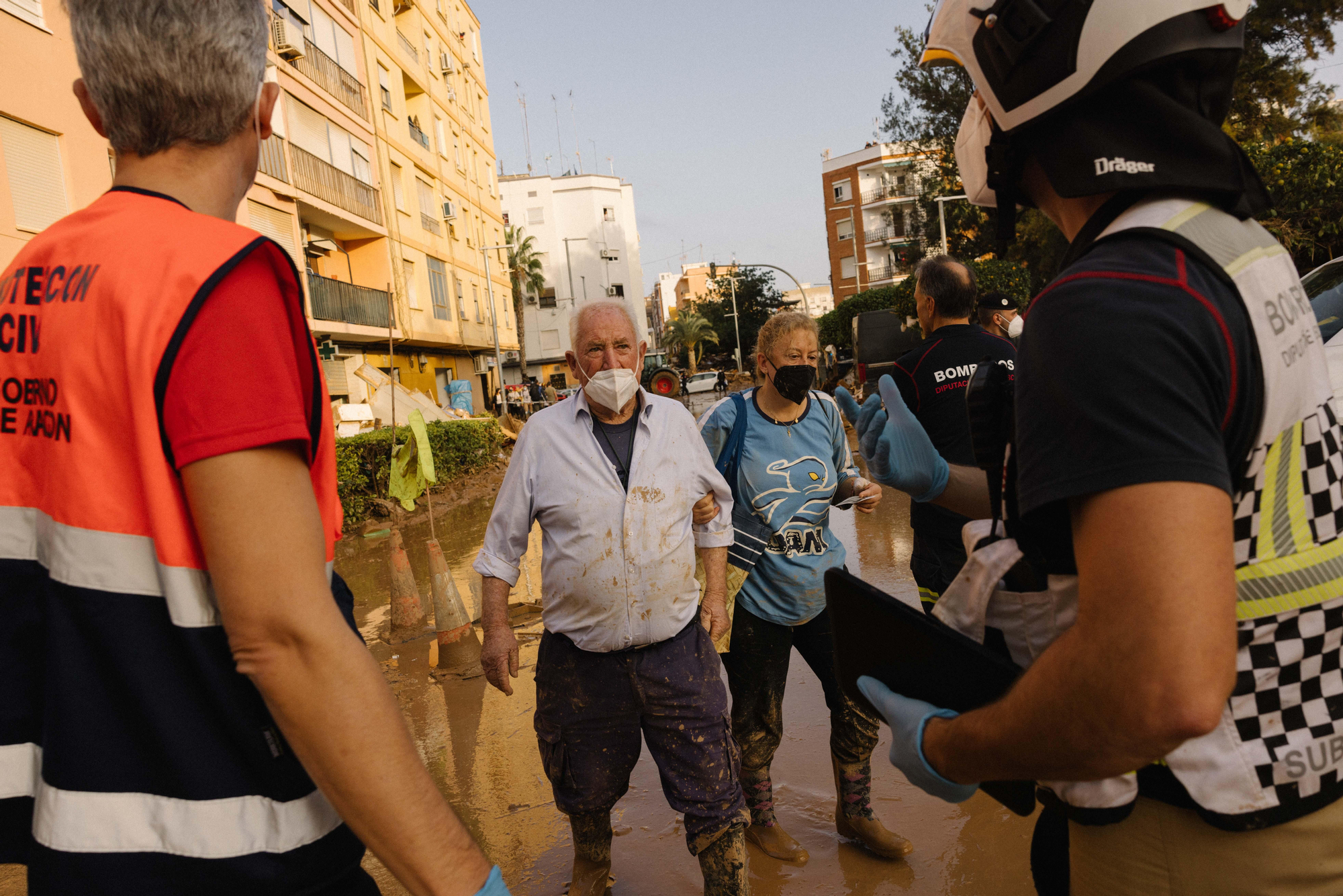 Efectivos del Gobierno de Aragón junto a los vecinos de Catarroja