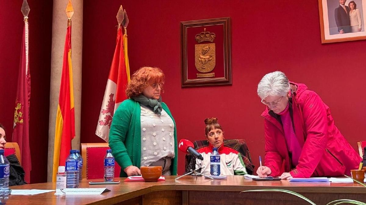 El PSOE toma el poder en Mansilla de las Mulas vía moción de censura con un tránsfuga del PP y un edil leonesista