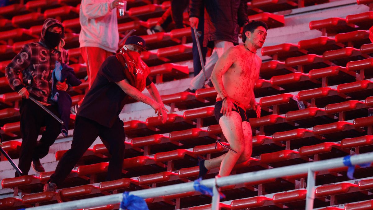 Hinchas de Independiente y Universidad de Chile se enfrentan este miércoles, en el estadio Libertadores de América en Avellaneda.