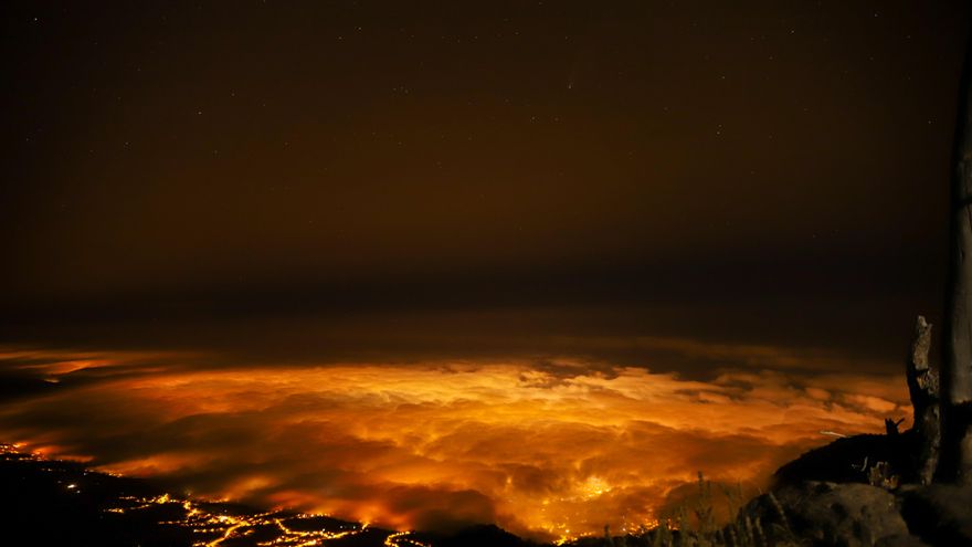 Vista de Tenerife y del cometa Neowise desde el Parque Nacional del Teide