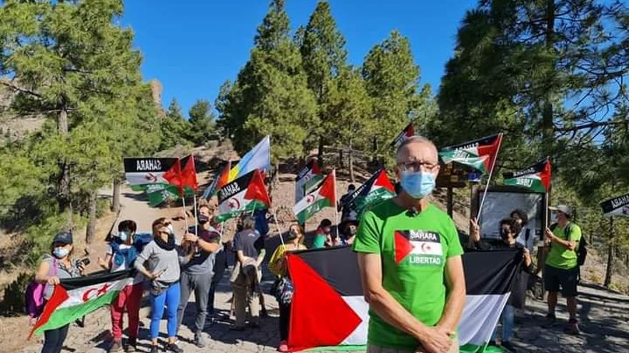 Decenas de personas se congregan en el Roque Nublo para visibilizar la lucha del pueblo saharaui