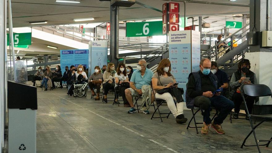 Las personas vacunadas en la Fira de Barcelona esperan los preceptivos 15 minutos tras el pinchazo