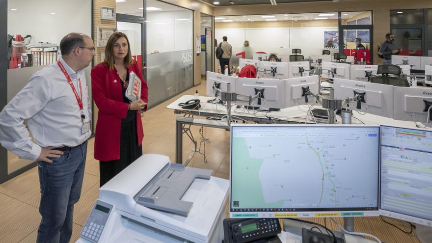 La consejera de Presidencia, Paula Fernández, visita el 112 con motivo de la instauración del sistema AML.