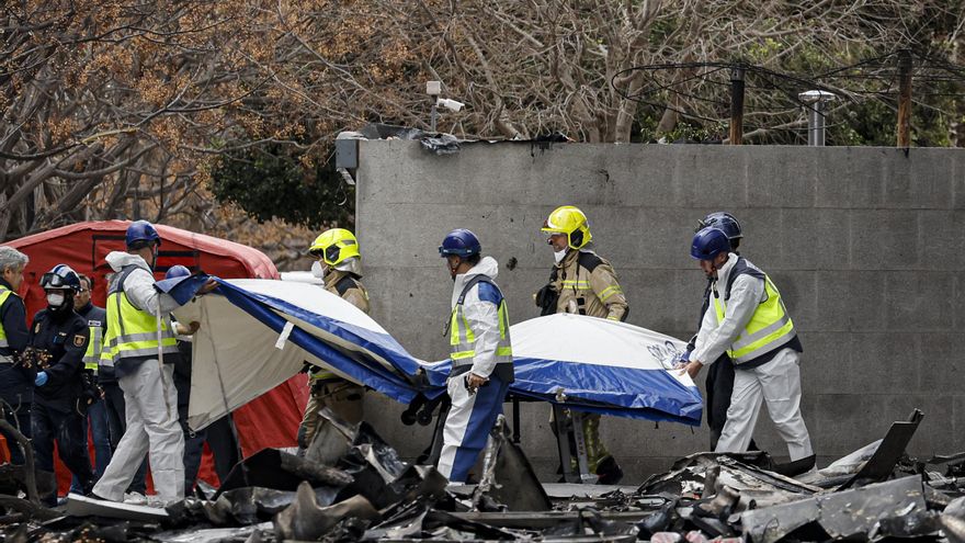 La alcaldesa de València, María José Catalá, atiende a los medios de comunicación en el Puesto de Mando Avanzado ubicado junto al edificio siniestrado fachada de uno de los edificios incendiados. En la imagen Catalá junto al president de laGeneralitat, Carlos Mazón, y la ministra de Ciencia Diana Morant. EFE/Manuel Bruque