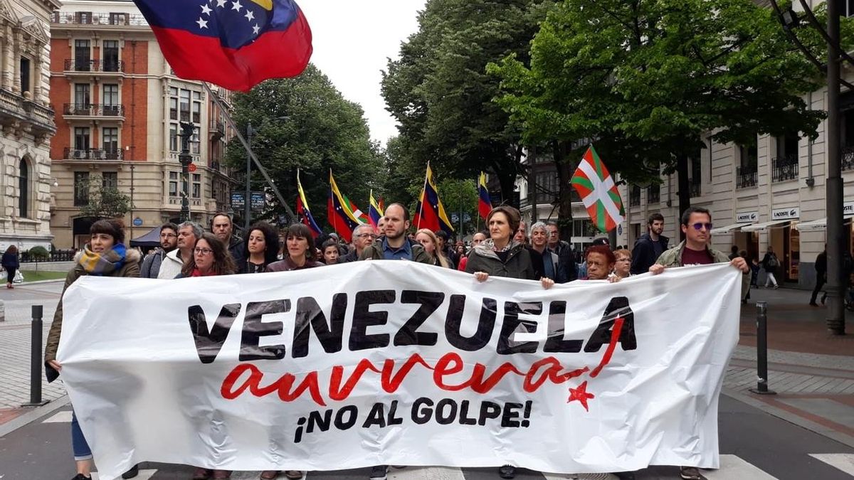 Se manifiestan en Bilbao contra "el golpe de estado" en Venezuela y para denunciar la "injerencia externa"