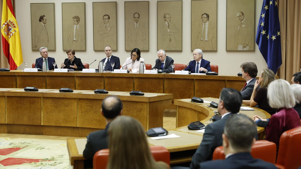 Iñaki Gabilondo, Adela Cortina, Juan José Laborda, Rosario García Mahamut, Juan Pablo Fusi y Fernando Ónega en el coloquio ’50 años después: la Corona en el tránsito a la democracia’, en el Congreso de los Diputados en Madrid.
