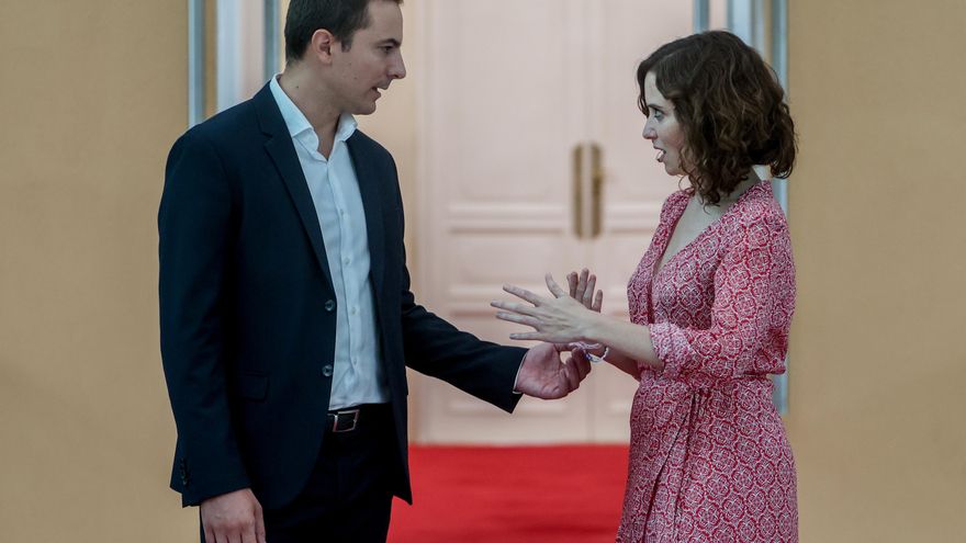 La presidenta de la Comunidad de Madrid, Isabel Díaz Ayuso, y el secretario general de PSOE-M, Juan Lobato, conversan a su llegada a una reunión bilateral con los portavoces de los grupos parlamentarios de la Asamblea, en la Real Casa de Correos, a 30 de agosto de 2022, en Madrid (España). PP y Vox se reunieron con la presidenta por la mañana, mientras que Más Madrid, PSOE y Vox lo han hecho por la leer más tarde. Durante las reuniones, todos los portavoces de los grupos parlamentarios han planteado medidas sobre el ahorro energético. Esta es la tercera ocasión que Díaz Ayuso se reúne con los representantes de Más Madrid, PSOE, Unidas Podemos y Vox en el Parlamento regional, la primera de ellas el 6 de septiembre de 2021 y la segunda el 24 y 25 de enero de 2022.