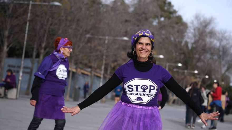 Las primeras personas llegan a la manifestación convocada por la Comisión 8M, por el 8M