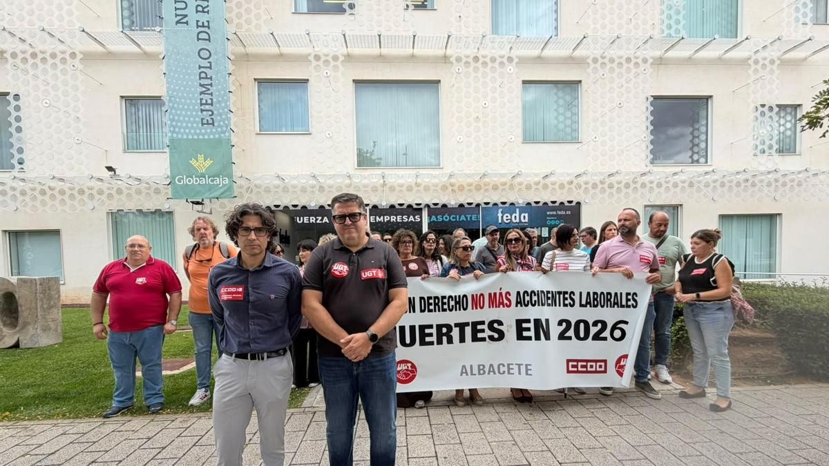 UGT y CCOO se concentran en Albacete tras el accidente laboral mortal de un hombre en una pedanía de Pozohondo