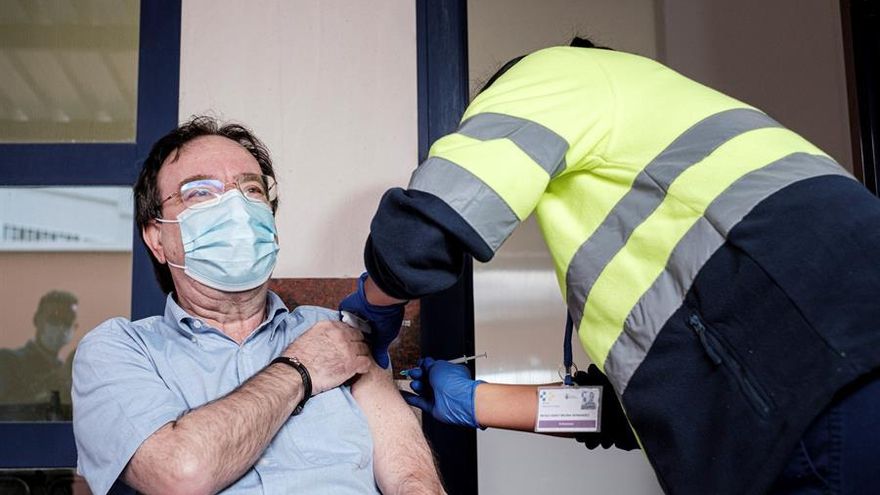 Amós García Rojas, recibiendo este miércoles la primera dosis de la vacuna de Pfizer contra la COVID-19, en el turno de los profesionales sanitarios
