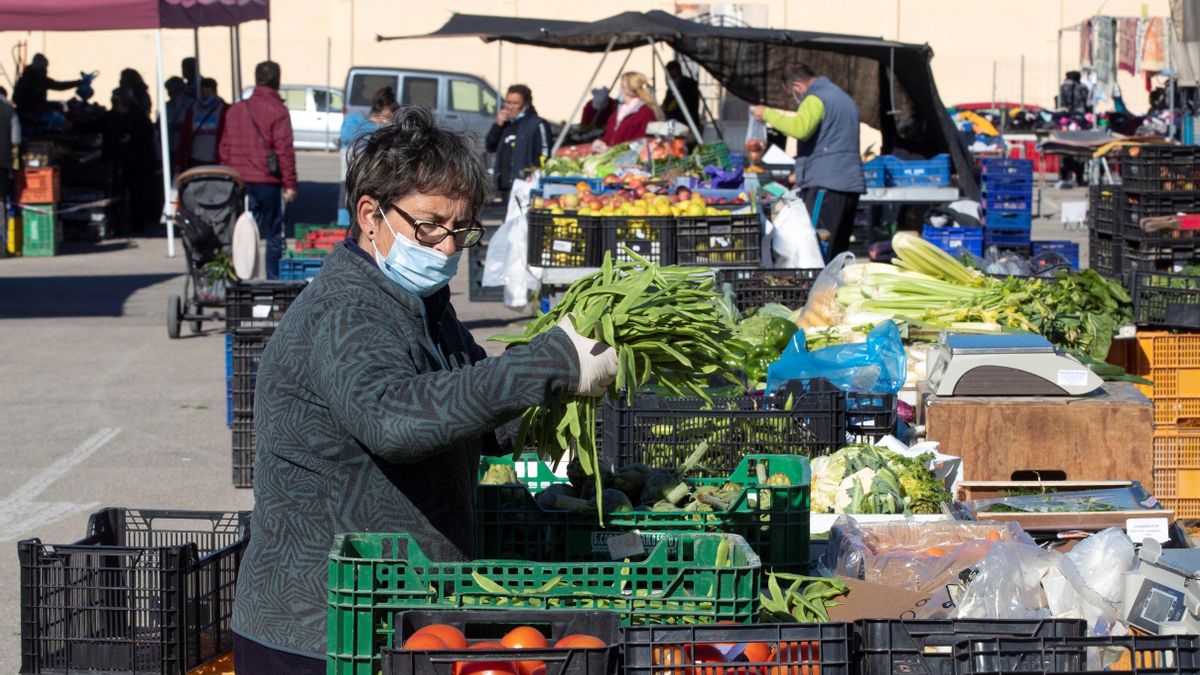 Una vendedora ambulante de frutas y verduras este martes día de mercado semanal en Santomera (Murcia).