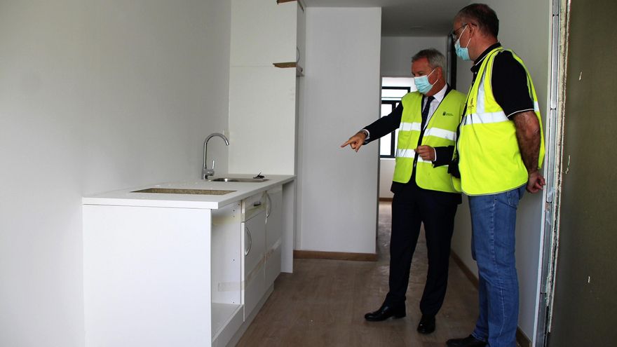 Sebastián Franquis visitó el interior de las viviendas.