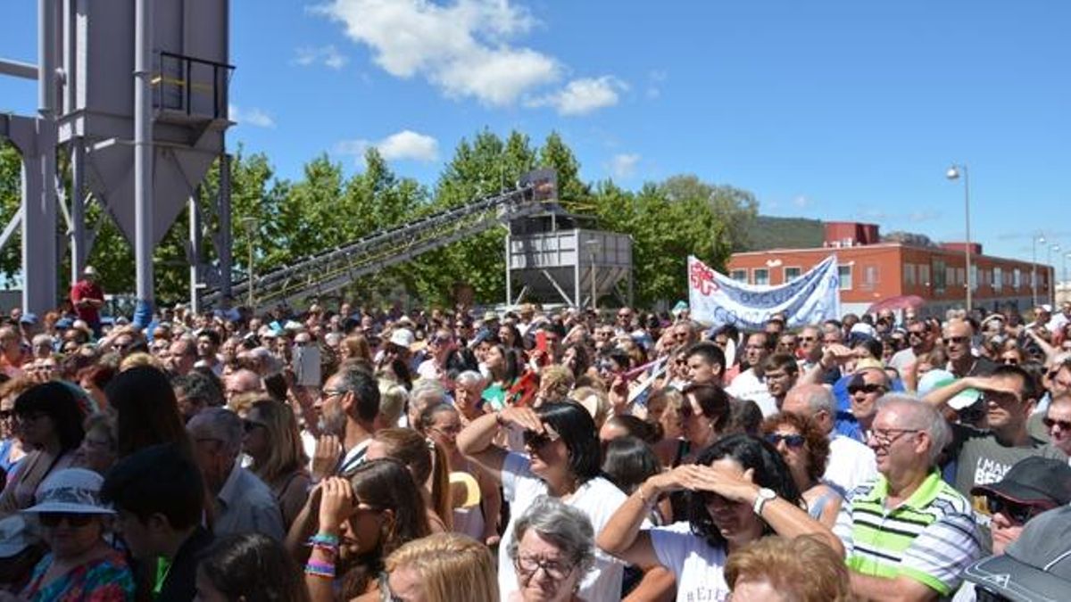 Vecinos de la comarca congregados en agosto de 2019 a la salida de los encerrados