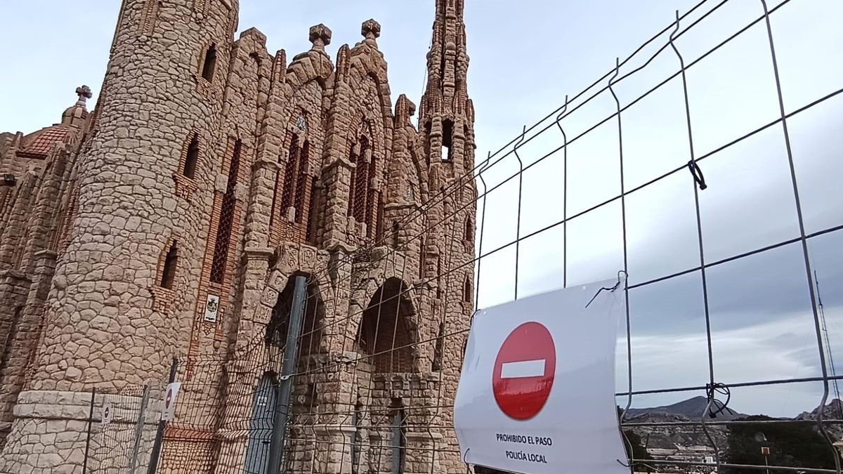Novelda tanca l’icònic santuari modernista de Santa María Magdalena per clivelles “d’envergadura” en una torre