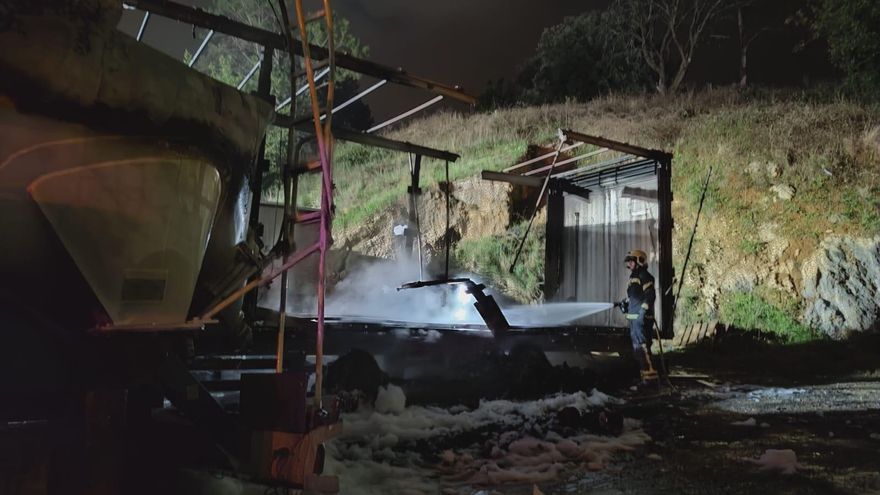 Camiones dañados por el fuego.