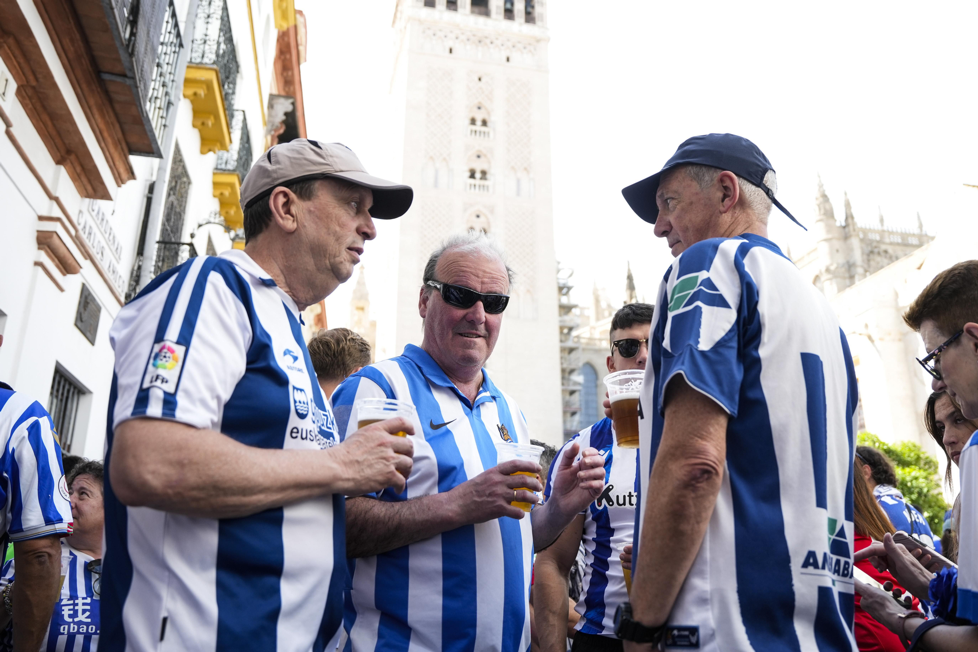 Aficionados de la Real Sociedad tiñen Sevilla de txuri-urdin en la previa de la final de la Copa del Rey.
