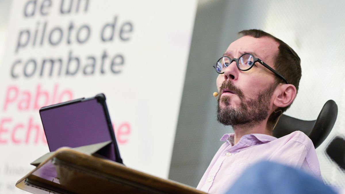 El portavoz de Unidas Podemos en el Congreso, Pablo Echenique, durante la presentación de su libro 'Memorias de un piloto de combate', en el Centro Cívico Delicias, a 11 de marzo de 2023, en Zaragoza, Aragón (España). En el libro, Pablo Echenique aborda c