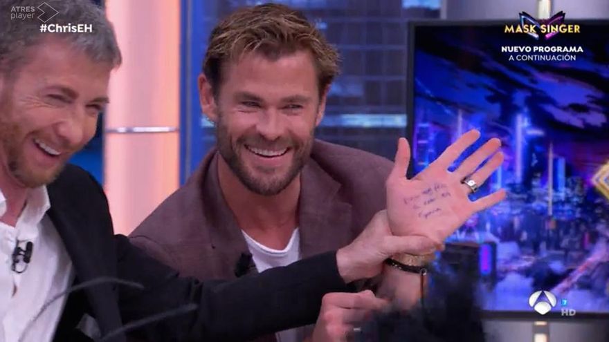 Chris Hemsworth dejó un consejo para los actores españoles y mostró la chuleta que le había escrito Elsa Pataky