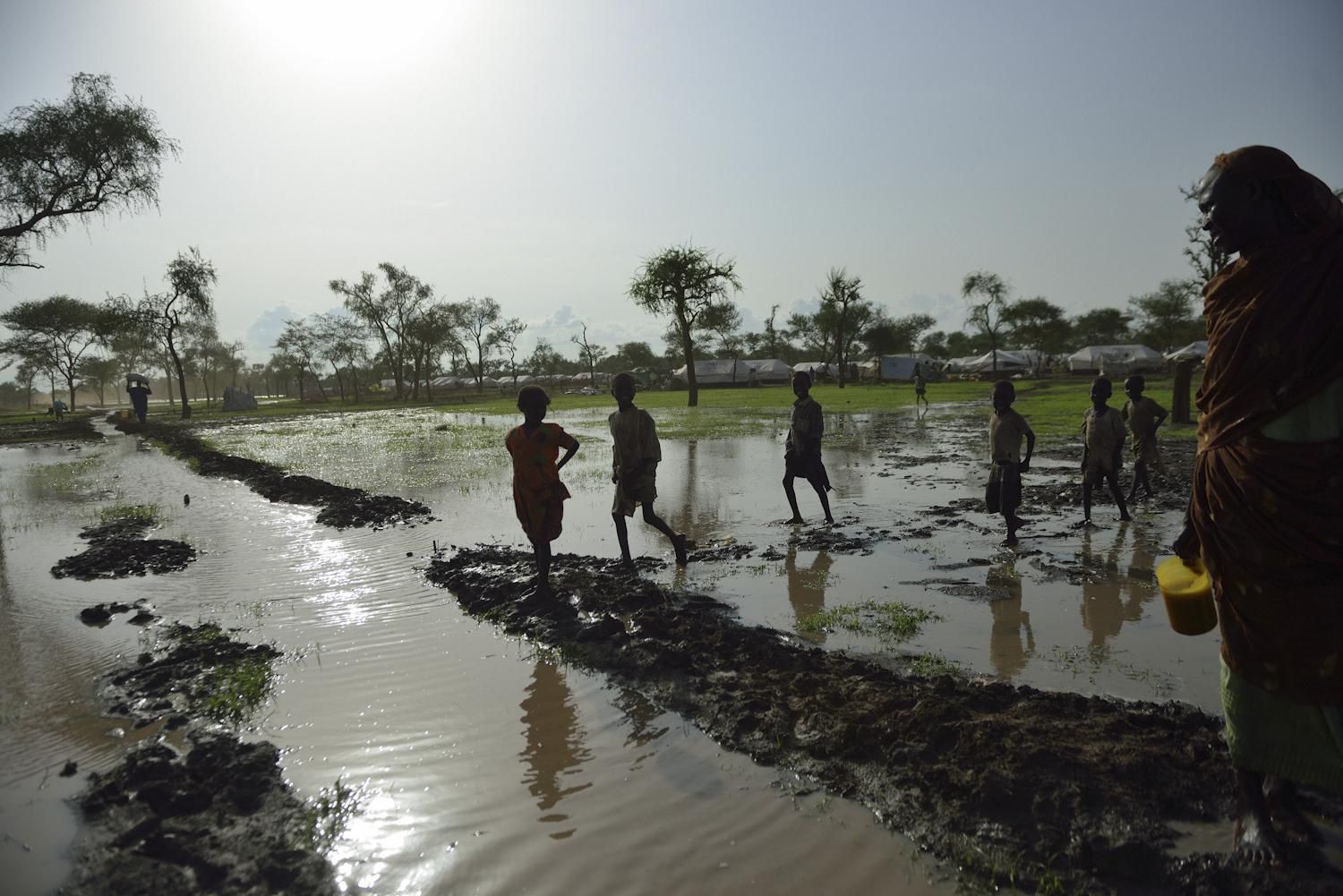 Las lluvias anegan los campos de refugiados como el de Jaman y dificultan la asistencia sanitaria de los equipos que tienen que atender a los refugiados entre el barro y el agua.