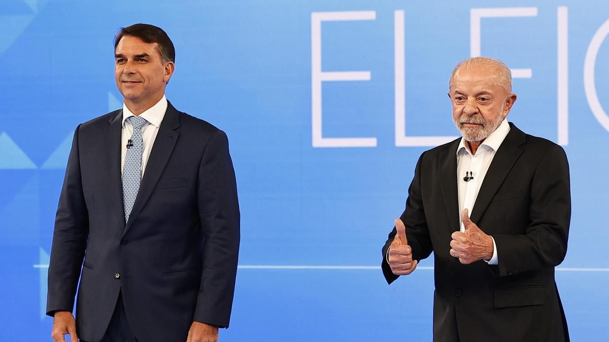 Flávio Bolsonaro llama "nueve dedos" a Lula, que le acusa de "lamer las botas" de Trump durante el último debate