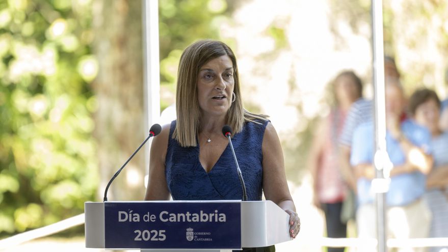 La presidenta de Cantabria, María José Sáenz de Buruaga (c), durante la celebración, este domingo, del Día de Cantabria. EFE/Pedro Puente Hoyos