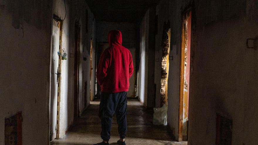 Desalojadas 200 personas que vivían en la antigua cárcel de Palma entre basura, sin agua ni luz: “No tenemos adonde ir”