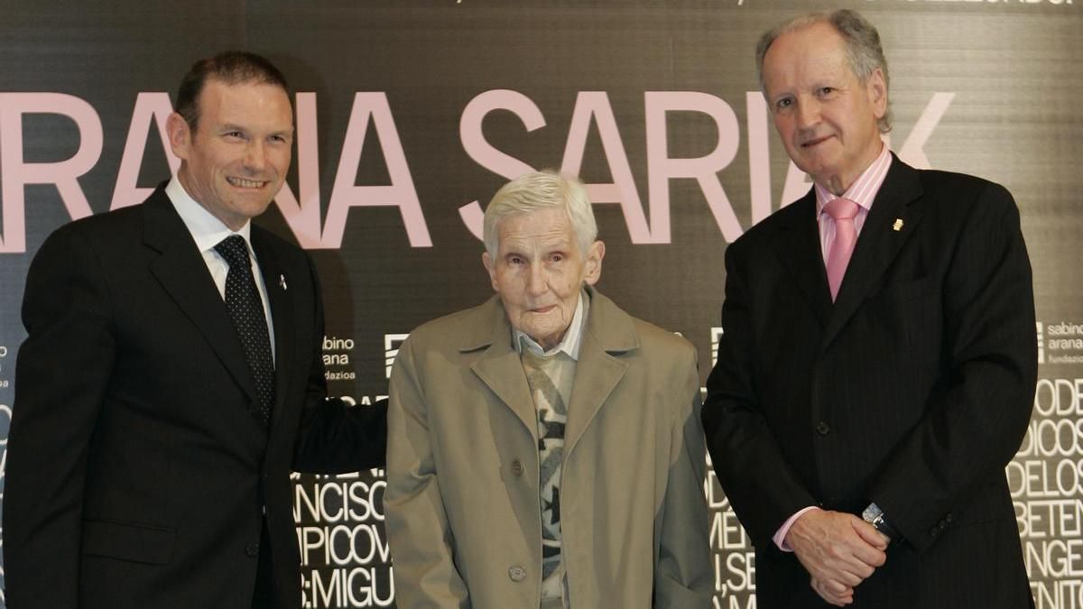 El lehendakari Ibarretxe, De la Souchère y Juan Mari Atutxa, presidente entonces de Sabino Arana Fundazioa, en unos premios de 2009