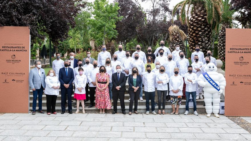 Los 33 chefs de Castilla-La Mancha distinguidos por la guía Michelin reciben sus chaquetillas en Toledo