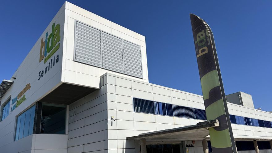 Exterior del almacén de Bidafarma en Sevilla